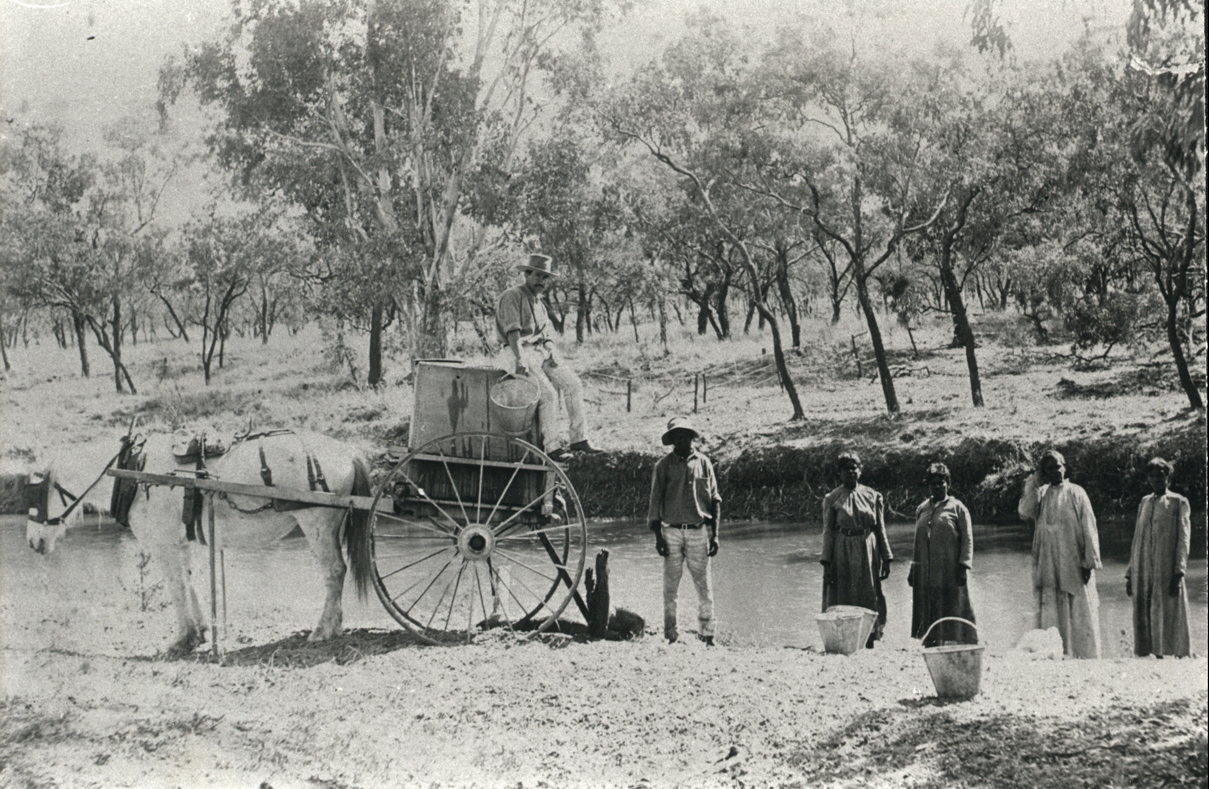 Workers drawing water from the river, Canobie Station, Queensland, 1895 (Z241-211). 
