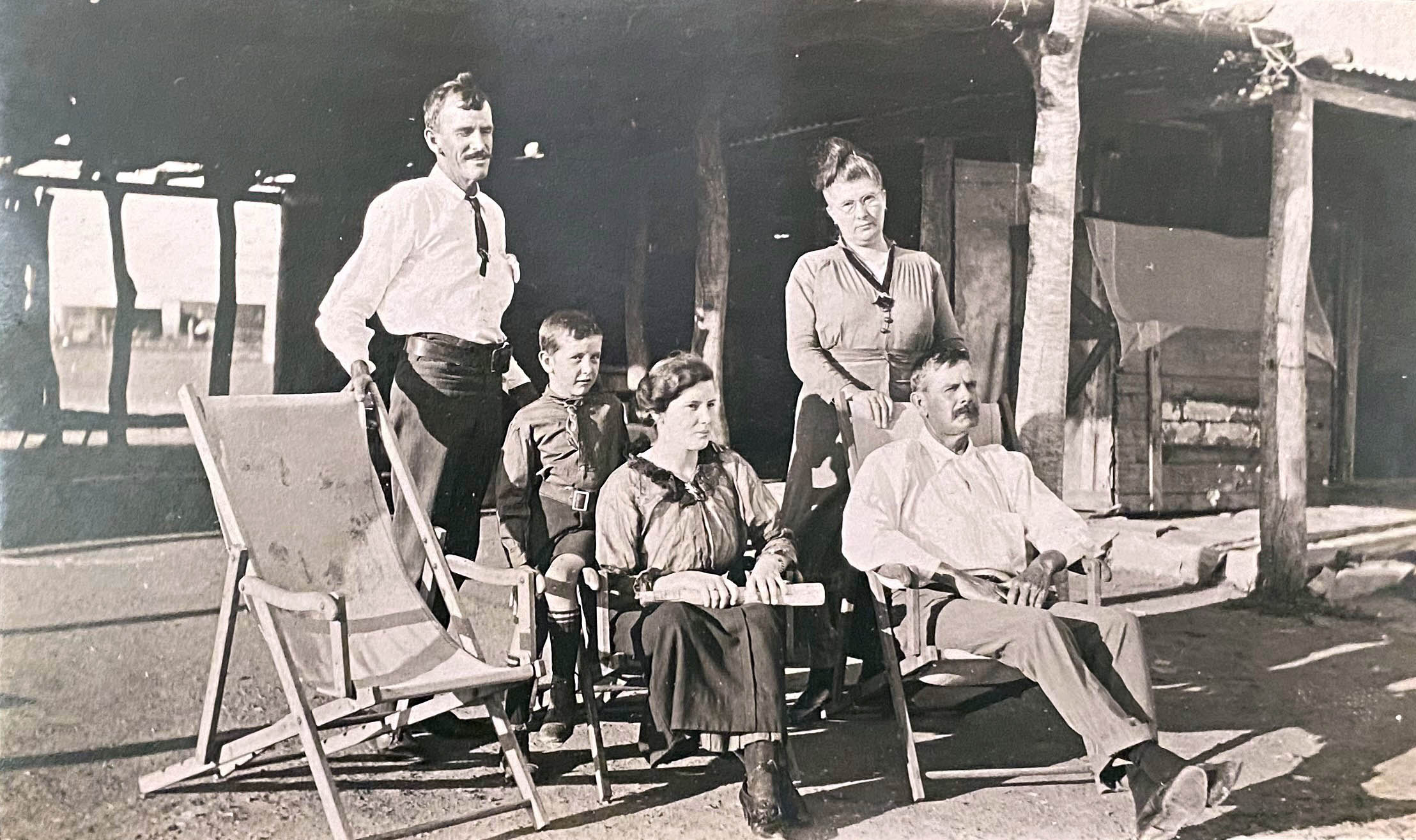 Manager Hopkins Thomas and family with M. Fowles at Headingly Station, Queensland, undated (160-337).