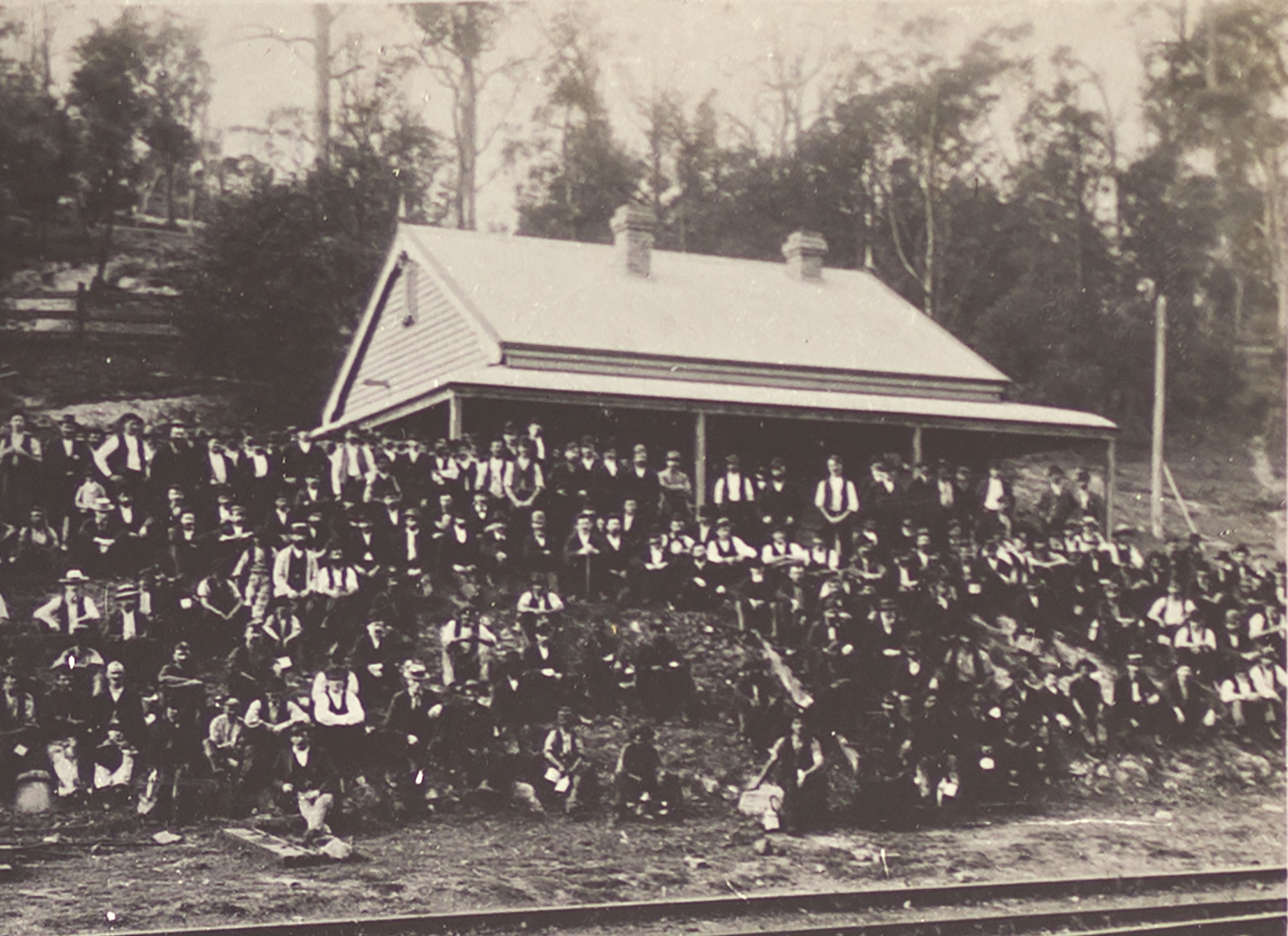 Australian Agricultural Company miners gathered on pay day, Newcastle, New South Wales, 1897 (K3639).