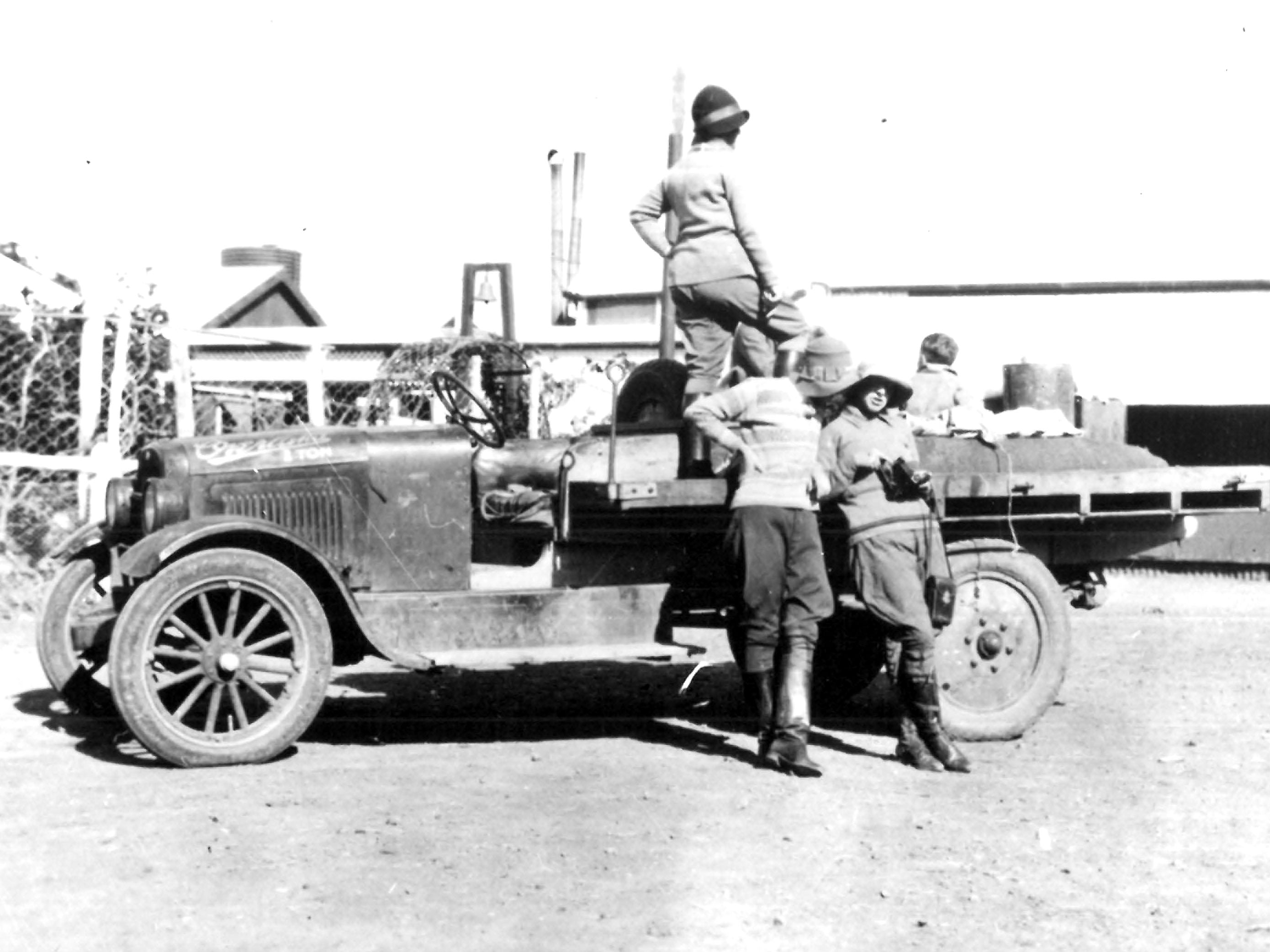 Women working at Corona Station, Queensland, c. 1920s (68-86).