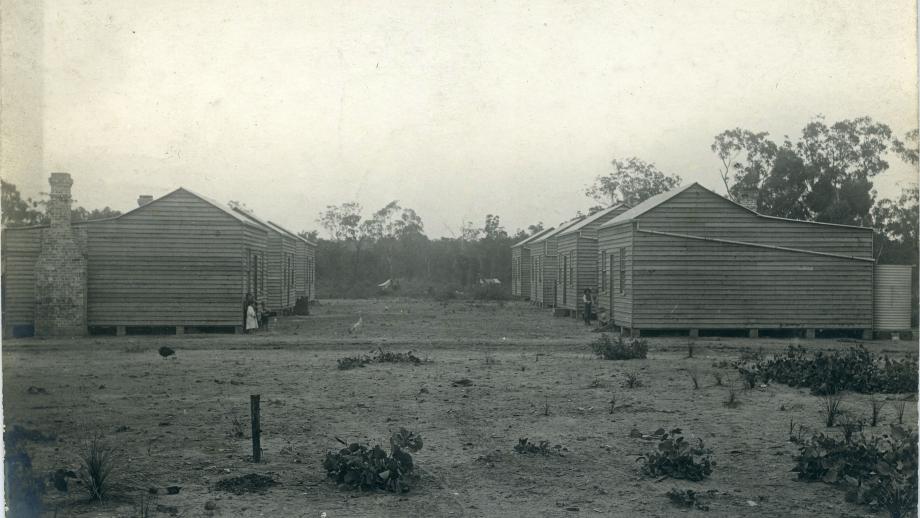 Miners' cottages at Hebburn Colliery, Newcastle, New South Wales, c. 1902 (K0029; 1-460-31).