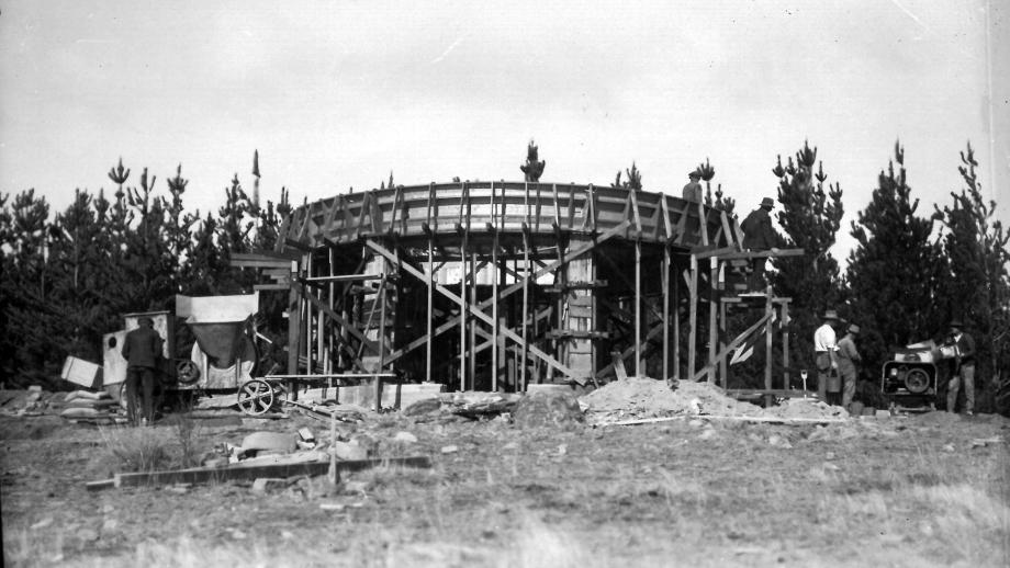 Construction of the Reynolds Telescope, Mount Stromlo Observatory, c. late 1920s (ANUA119-49).