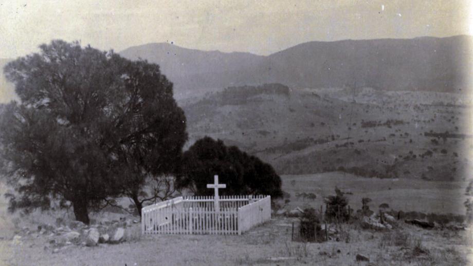 Grave of Walter Duffield at Mount Stromlo, 1929 (ANUA592-105).